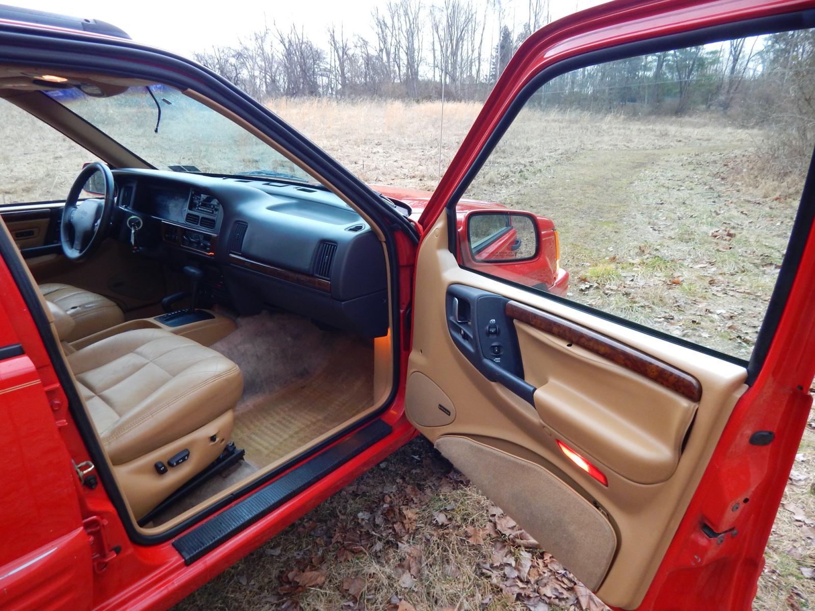 1996 RED /Tan Leather Jeep Grand Cherokee Limited 4WD (1J4GZ78Y6TC) with an 5.2L V8 OHV 16V engine, 4-Speed Automatic Overdrive transmission, located at 6528 Lower York Road, New Hope, PA, 18938, (215) 862-9555, 40.358707, -74.977882 - Here we have a 1996 Jeep Grand Cherokee with a 5.2L V8 putting power to a 4x4 automatic transmission. Options include: tan leather with wood trim, heat/AC, AM/FM/CD/TAPE radio, tilt steering wheel, cruise control, heated front seat, moon roof, power windows/locks/mirrors, roof rack, fog lights, tow - Photo #15